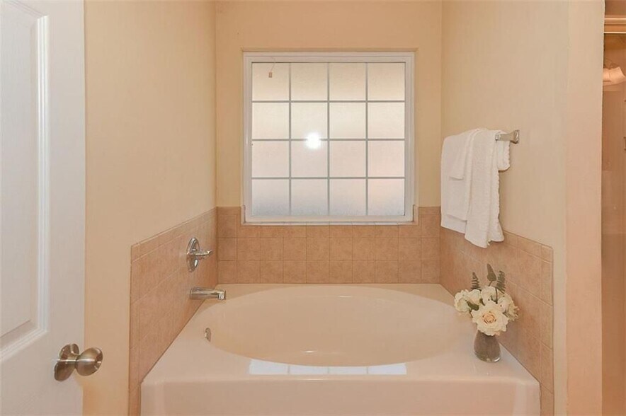 Building Photo - 913 Eagle Cliff Dr