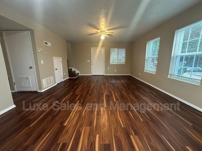 Building Photo - 6004 NW Expressway
