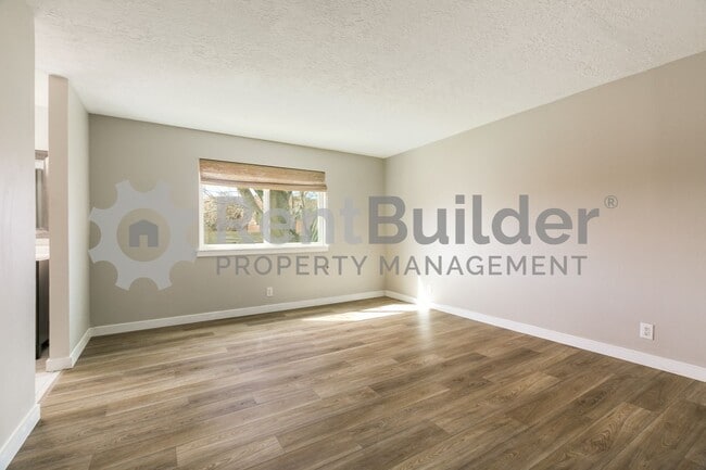 Building Photo - MONTHLY YARD SERVICE INCLUDED JUST IN TIME FOR SPRING!!!