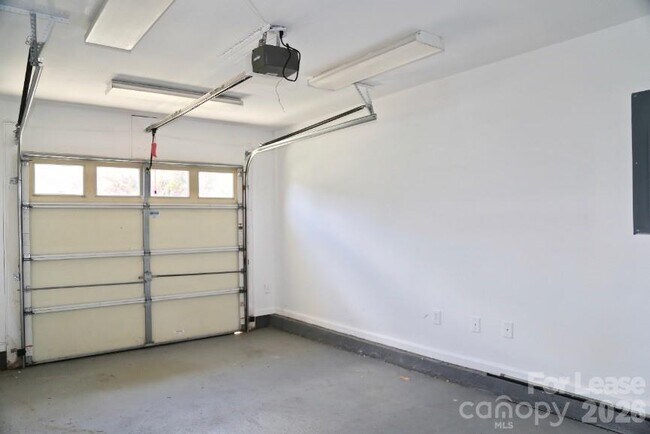 Building Photo - 7531 Double Springs Ct