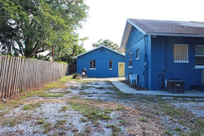 Building Photo - 1718 E Elm Rd