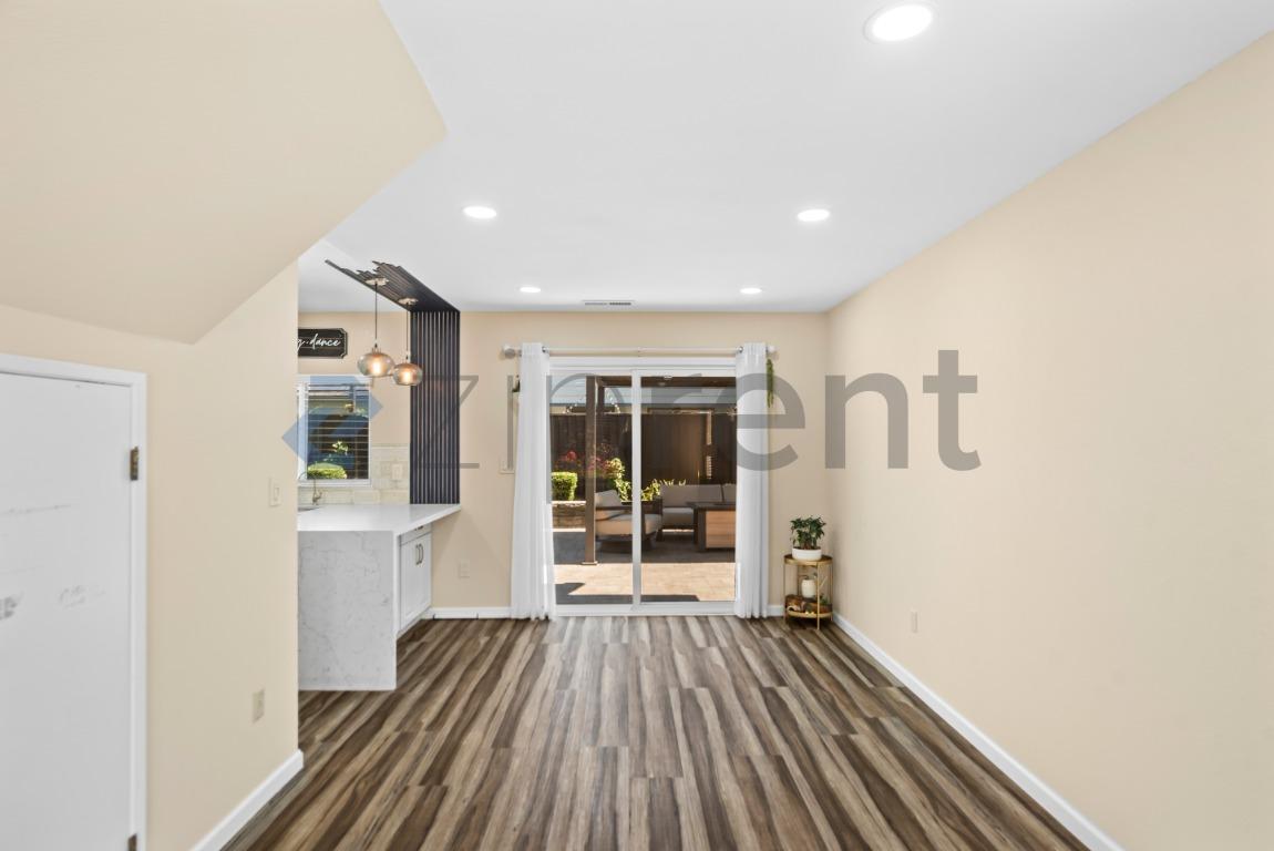 Building Photo - Unit
