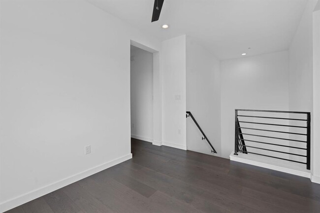 Building Photo - 701 Ariana Ct