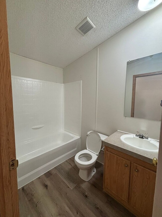 Building Photo - 221 Silver Maple Dr