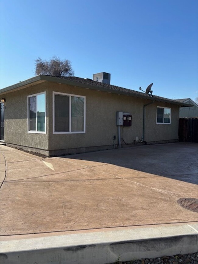 Building Photo - Cozy 2 Bedroom House with a 2 Car Garage