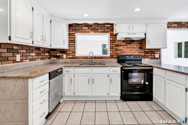 Building Photo - 7 Richards Ln