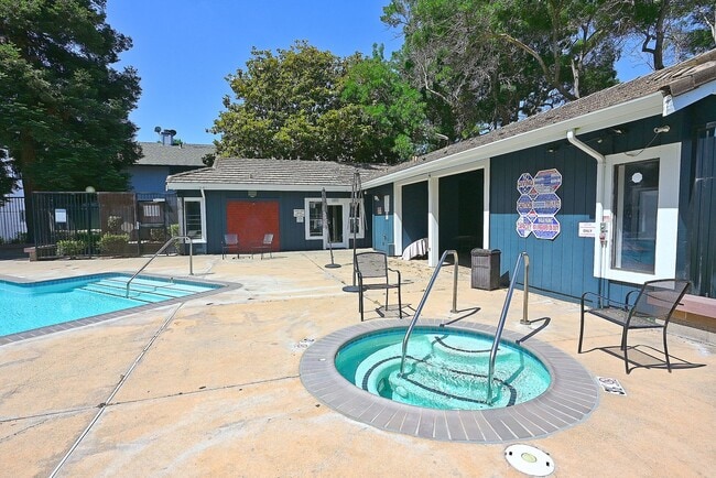 Building Photo - $3190 -- Beautifully Remodeled Townhome in...