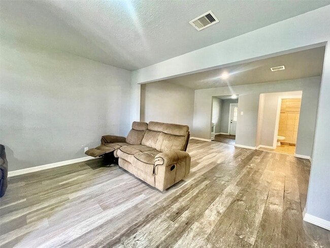 Building Photo - 6803 Bloom Dr