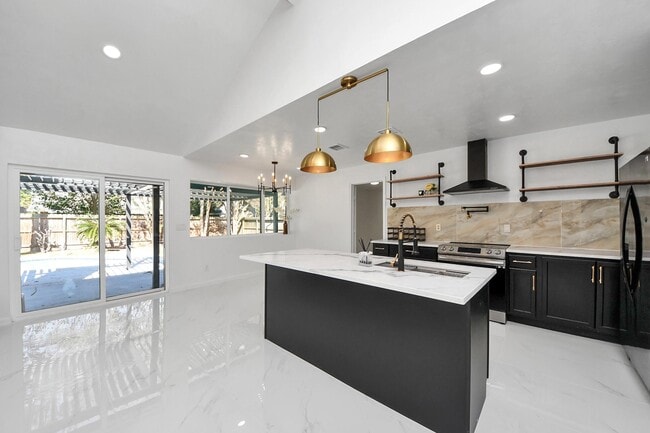 Building Photo - 22810 Deville Dr