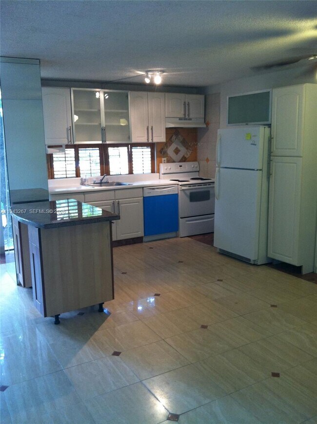 Building Photo - 17021 N Bay Rd