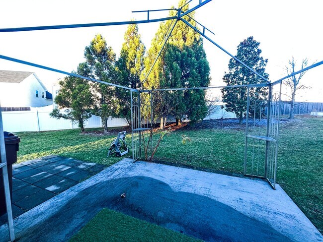 Building Photo - Gorgeous 4 Bedroom, 2 1/2 Bathroom Home in...