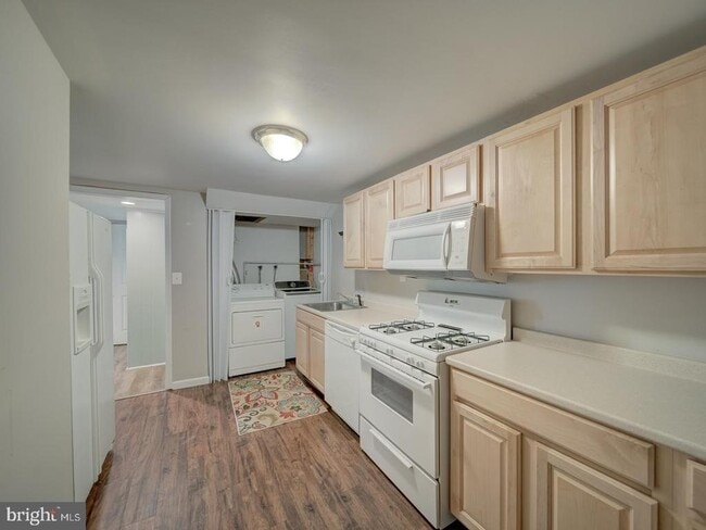 Building Photo - 8606 London Ct