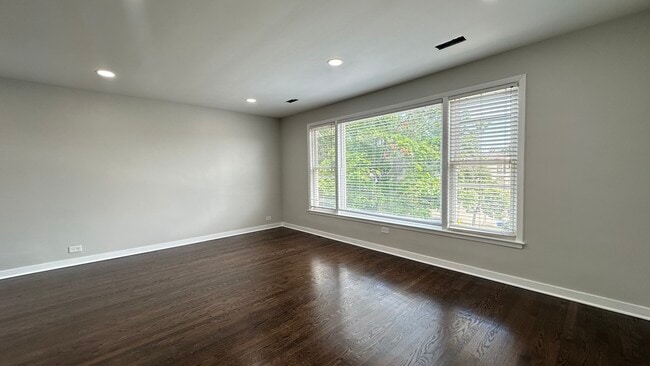 Building Photo - 5811 W Lawrence Ave