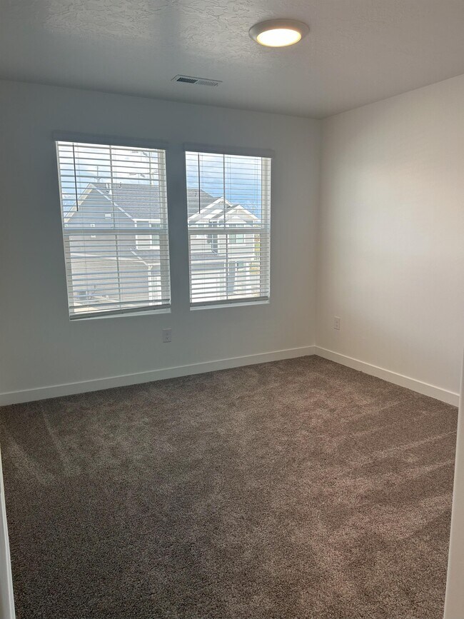 Building Photo - 613 N Pear Dr