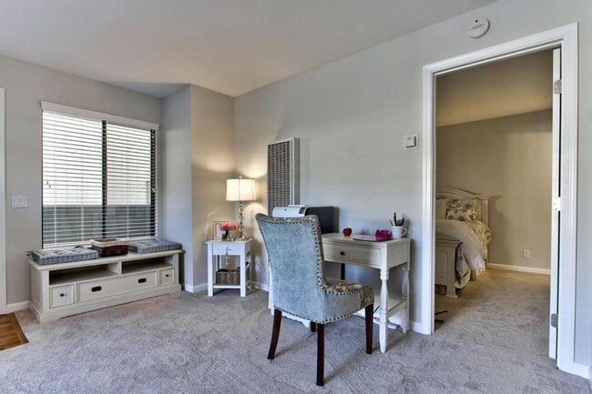 Building Photo - Great One Bedroom Condo in Monterey