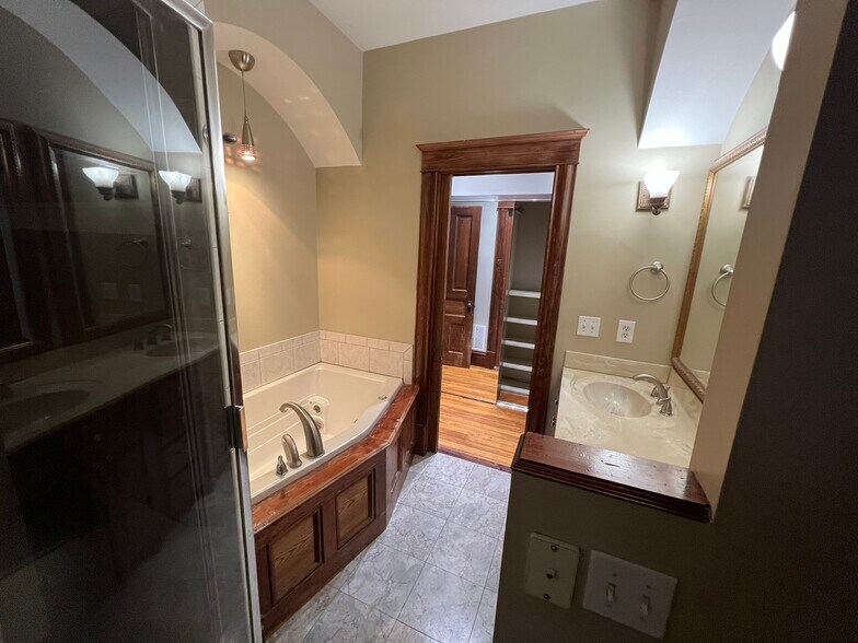 Master Bath - 3457 Arsenal St