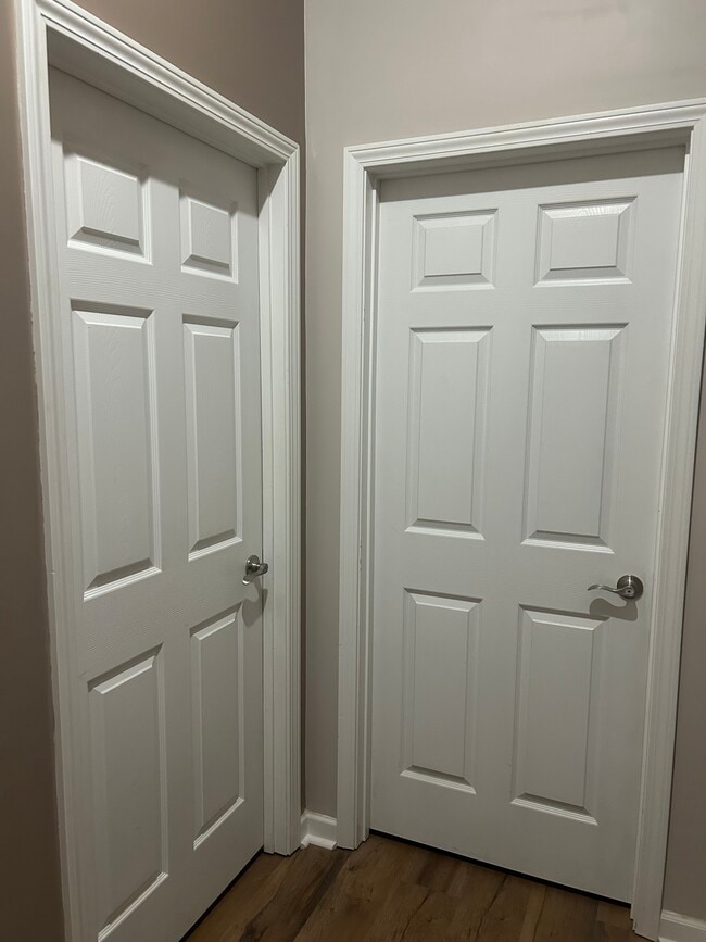 Building Photo - 2121 S Greenwood Dr