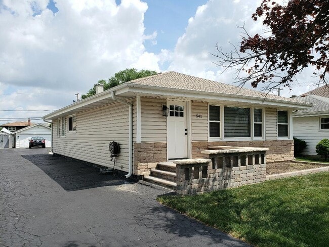 Building Photo - 541 W Belden Ave