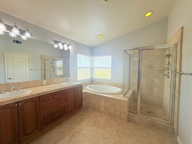 Building Photo - Spacious 4-bedroom, 3-bathroom home in New...