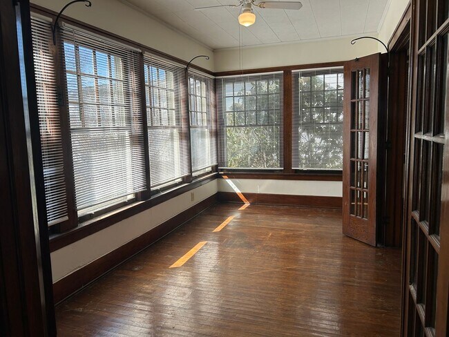 Building Photo - col218