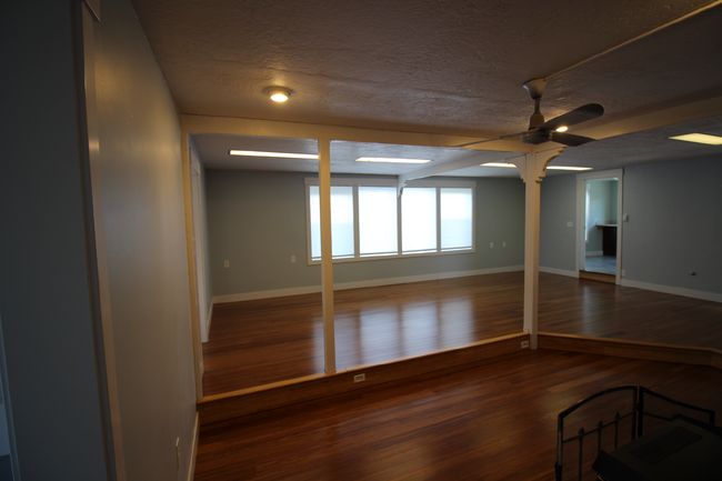 Building Photo - Spacious 3-Bedroom, 2-Bath Apartment for R...