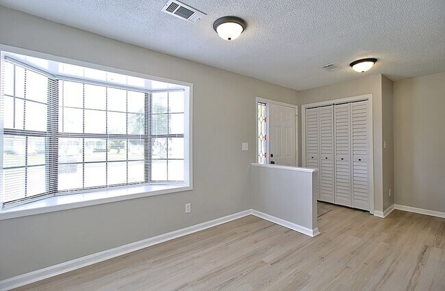 Building Photo - 912 Pineland Ave