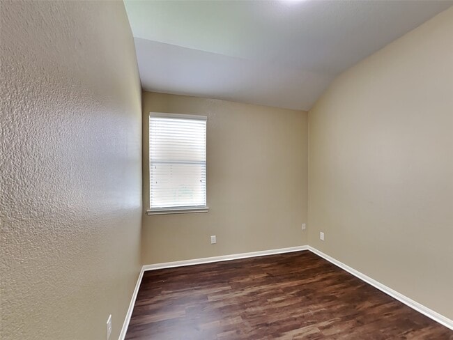Building Photo - 2324 Shady Tree Ln