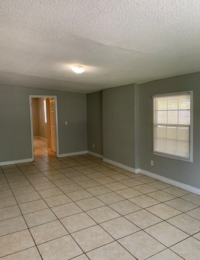 Building Photo - Spacious 3 Bedroom Home Near River City Marketplace