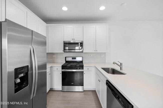 Building Photo - 180 Brandon Lks Dr