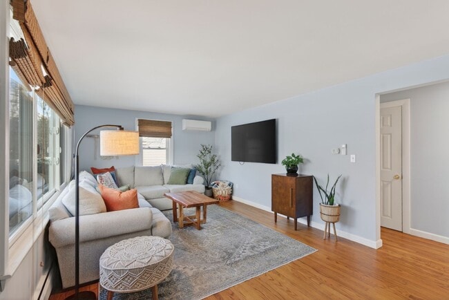 Building Photo - 3BR Cape Available 2/1