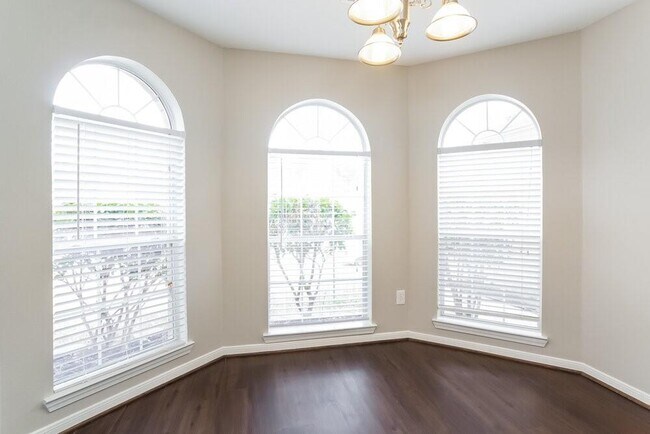 Building Photo - 9808 Woodhollow Dr