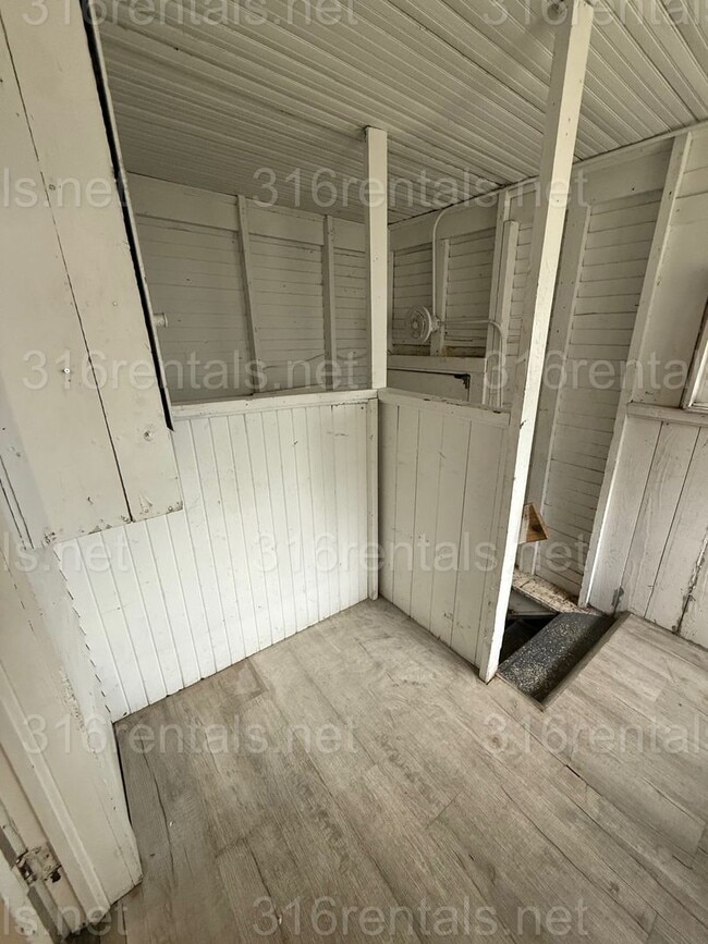 Building Photo - $875 - 2 bedroom / 1 bathroom - Single Fam...