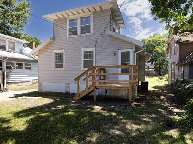 Building Photo - Newly renovated! 3 bedroom 1 bath with sin...
