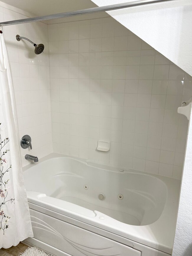 Building Photo - Fully Furnished 4 Bedroom 3 Bath Townhome ...