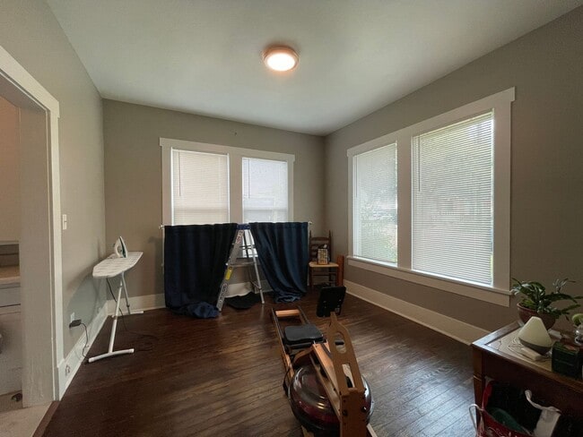 Building Photo - PRE-LEASING CHARMING 2/1 DUPLEX AUGUST MOV...