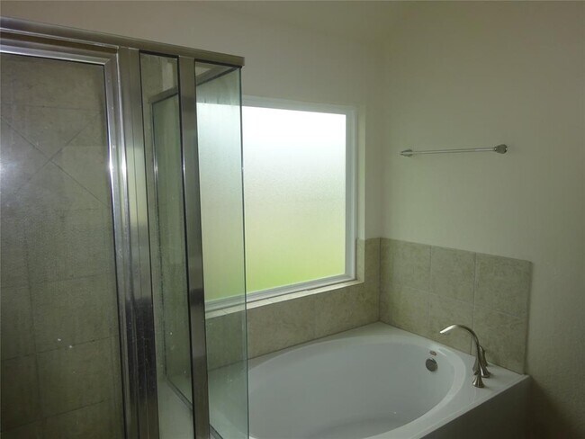 Building Photo - 1402 Green Highland Dr