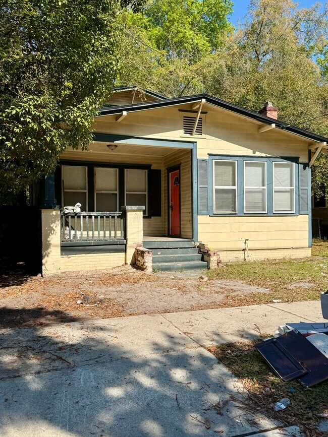 Building Photo - Wonderful 2 Bedroom a must see in Norwood.