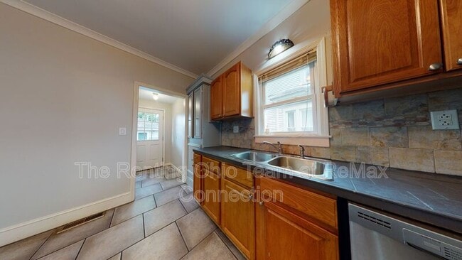 Building Photo - 137 Carhart St
