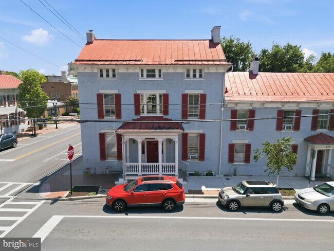 Building Photo - 142 N Washington St