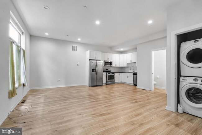 Building Photo - 385 Martin St