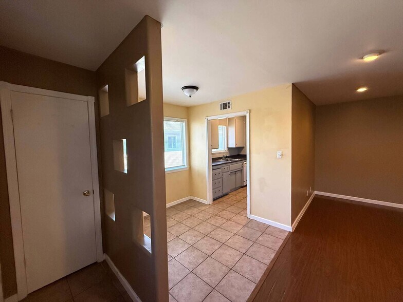 Building Photo - 2032 Benita Dr