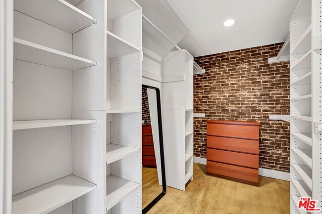 Building Photo - 6396 Weidlake Dr
