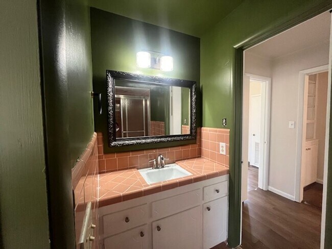 Building Photo - Large 1960's Home Near 21st & Sheridan!