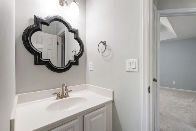 Building Photo - Charming 4-Bedroom with Backyard Retreat i...