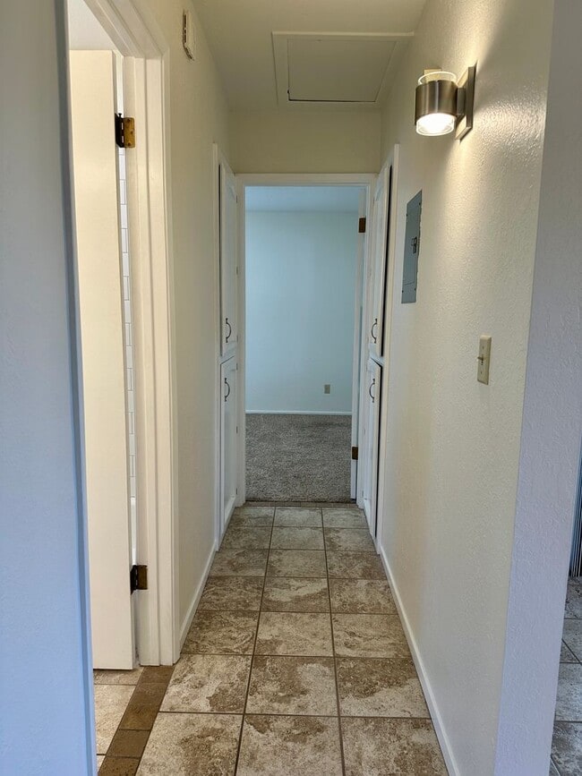 Building Photo - 2 Bedroom 1 Bath Near Downtown Available 8...