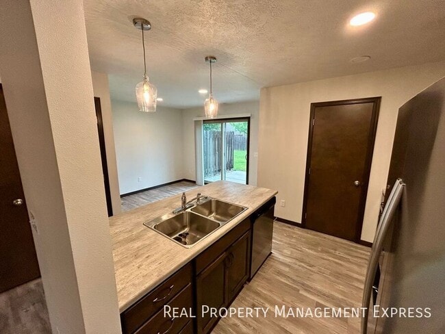 Building Photo - 3 Bed 1.5 Bath in West Sioux Falls