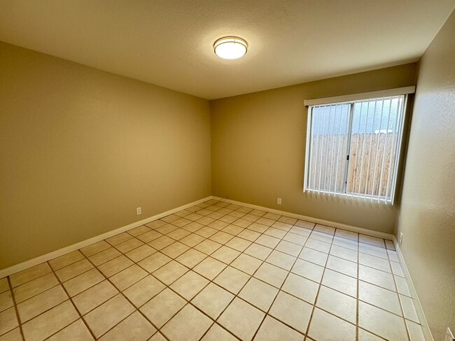 Building Photo - Beautifully Maintained 4Bd/2Ba Home w/Large Back Yard and Fruit Trees!