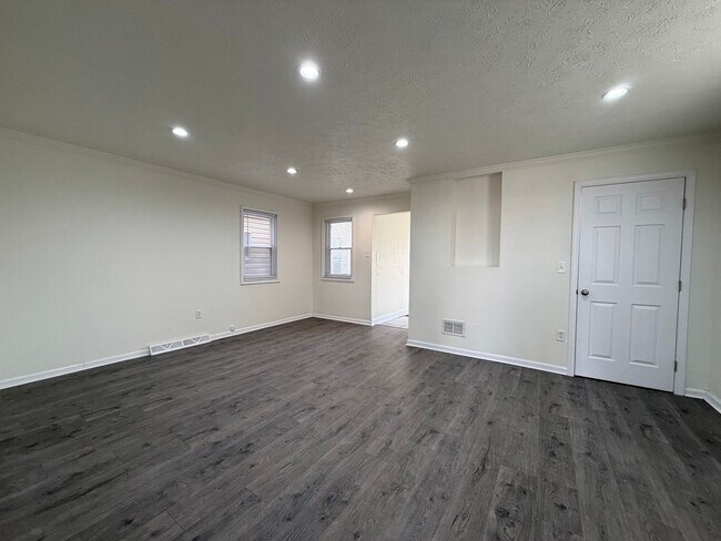Building Photo - Updated 4BR / 2 Bath Home with off-street parking!