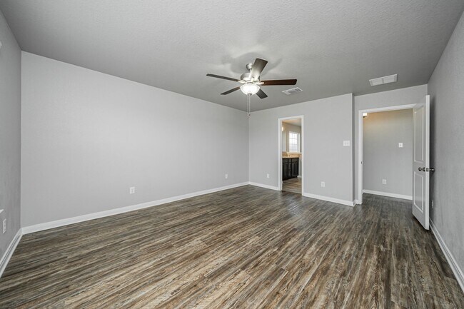 Building Photo - 614 Hollyhock Dr