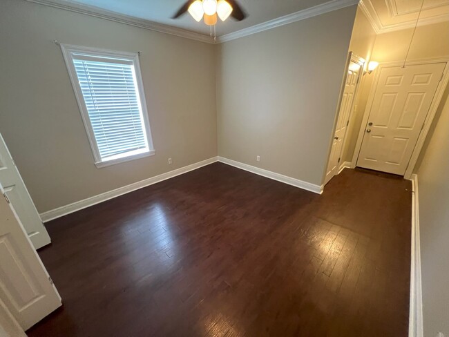 Building Photo - 1 bedroom, 1 bathroom duplex located in Po...